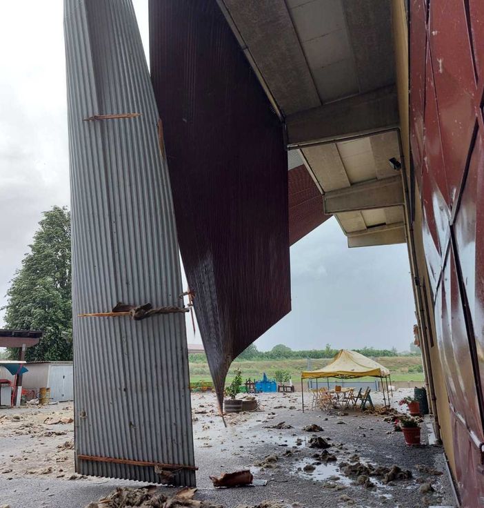 Maltempo ad Alba: al Mussotto rami caduti e un capannone scoperchiato Maltempo ad Alba: al Mussotto rami caduti e un capannone scoperchiato