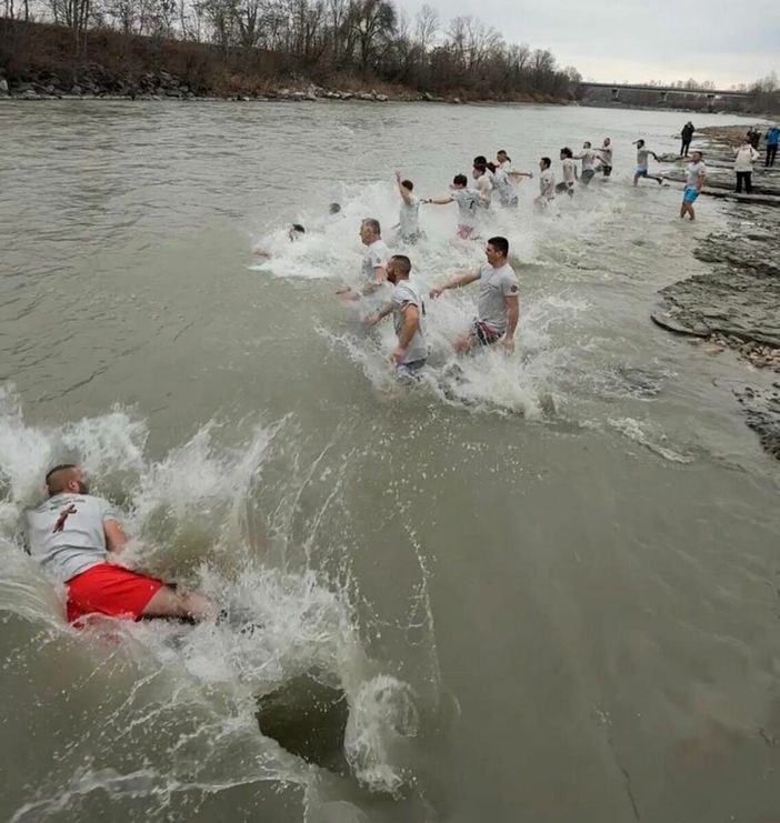 Neive, la comunità ortodossa celebra il Battesimo di Gesù con la “grande benedizione" nelle acque del Tanaro