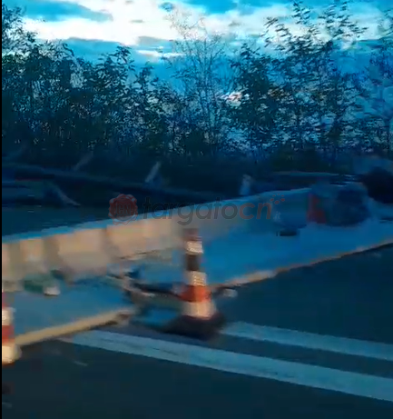 Raccordo autostradale di Fossano, mezzo pesante perde il carico: viabilità a senso unico alternato [VIDEO]