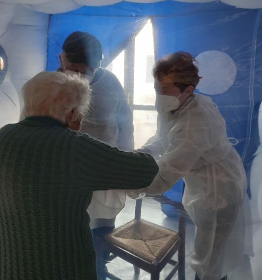 Guarene, "un abbraccio fa primavera” per i familiari e gli ospiti della casa di riposo Guarene, "un abbraccio fa primavera” per i familiari e gli ospiti della casa di riposo