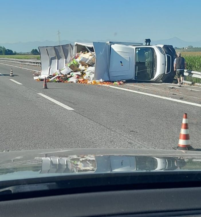 Il mezzo pesante ribaltato sulla A6