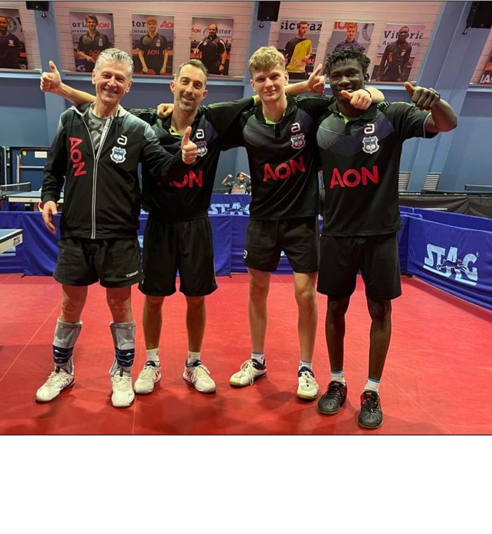 Giacomo Izzo con i compagni di squadra Giacomo Izzo con i compagni di squadra