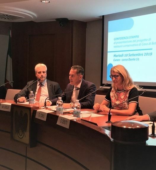 Mauro Gola (al centro) con Federico Borgna e Giuliana Cirio