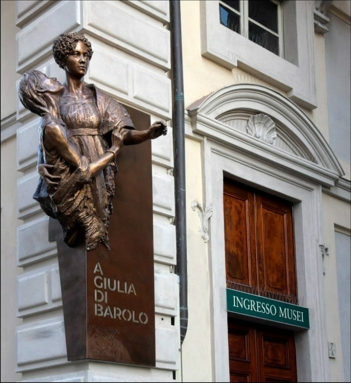 La statua dedicata a Giulia di Barolo, sulla facciata del Palazzo omonimo a Torino, inaugurata il 17 gennaio (Foto di Gianluca Platania)