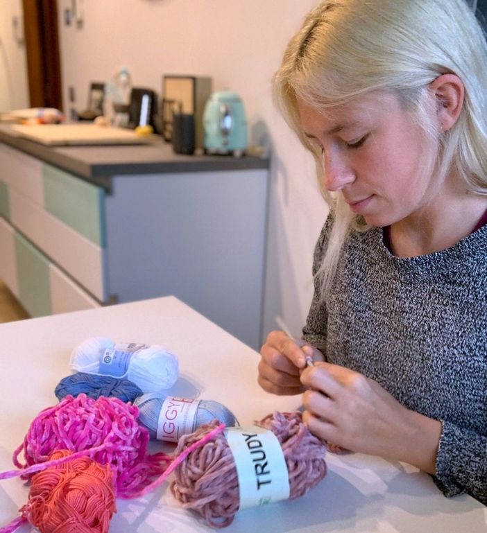 Francesca Agnelli, il medico di Alba con la passione per l’uncinetto “Con i segreti di mia mamma vendo pupazzetti sui social”