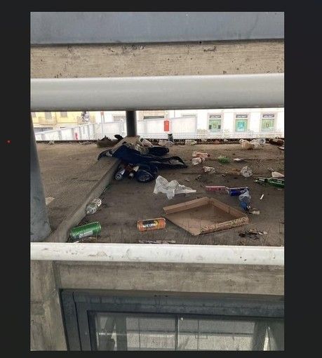 Per evitare il deposito di rifiuti sulla passerella saranno installate delle griglie Per evitare il deposito di rifiuti sulla passerella saranno installate delle griglie