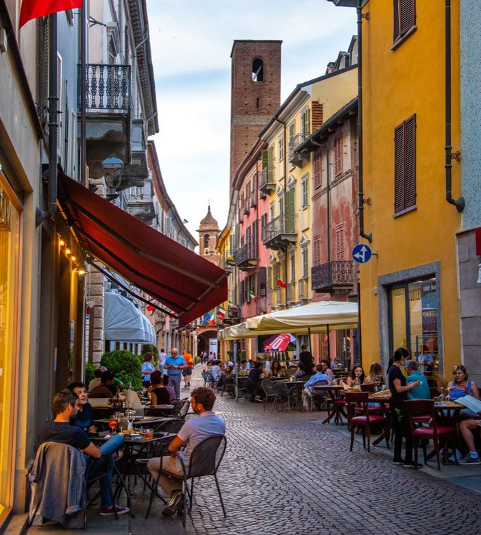 Turisti in via Maestra ad Alba