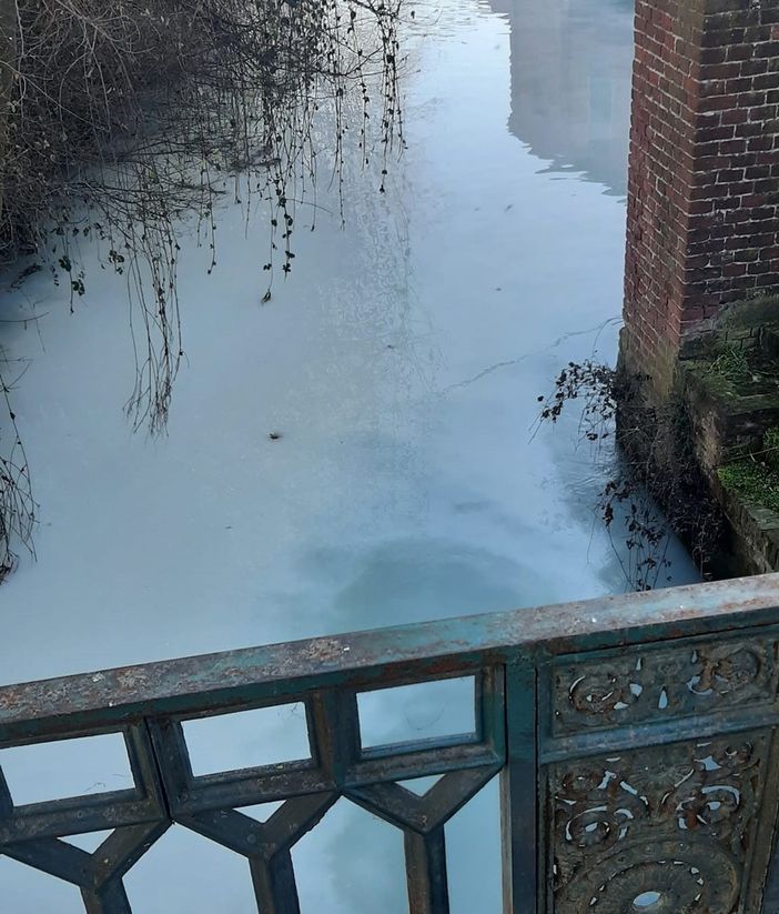 Le acque biancastre nelle bealera di Cavallermaggiore (Foto tratta dal gruppo FB "Sei di Cavallermaggiore") Le acque biancastre nelle bealera di Cavallermaggiore (Foto tratta dal gruppo FB "Sei di Cavallermaggiore")