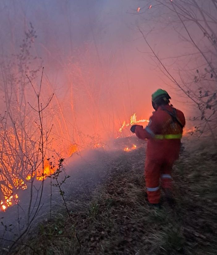 Domate le fiamme del vasto incendio boschivo divampato nei boschi di Perletto