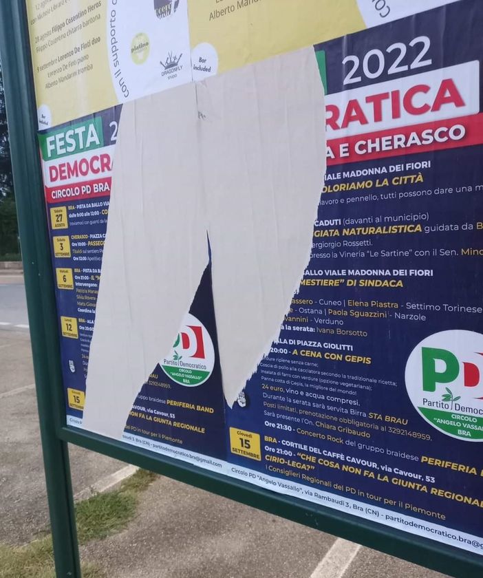 Nella foto i manifesti strappati che annunciano la festa democratica 2022, a Bra Nella foto i manifesti strappati che annunciano la festa democratica 2022, a Bra