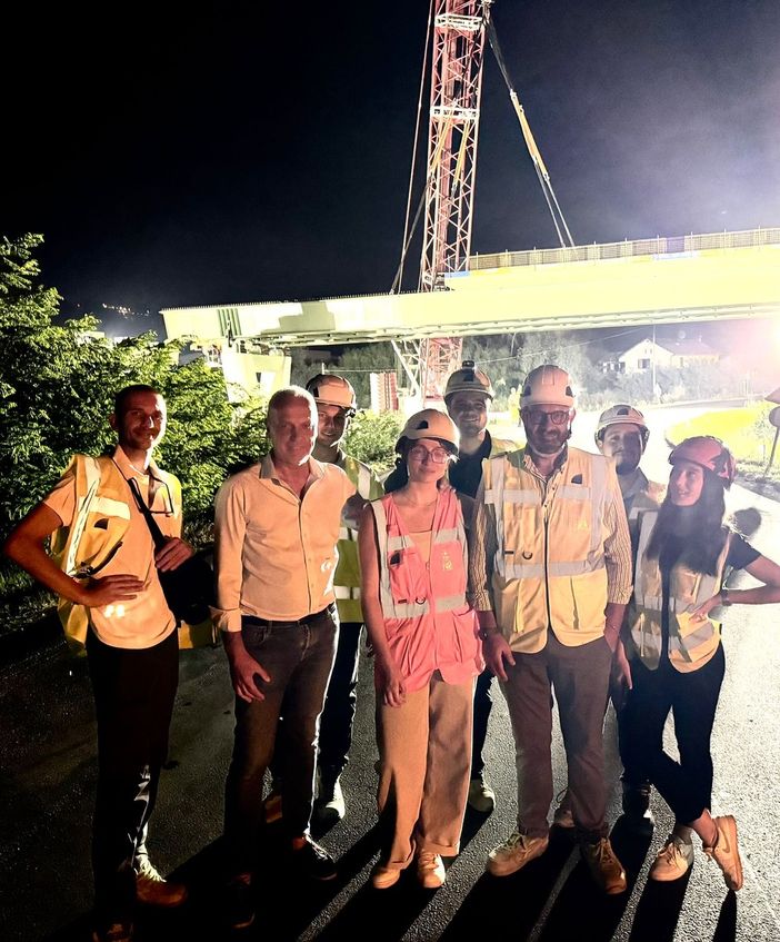 Il senatore Giorgio Maria Bergesio (Lega) questa notte ha fatto visita al cantiere dell’autostrada Asti-Cuneo per ringraziare le maestranze impegnate a montare il viadotto dell'ultimo tratto