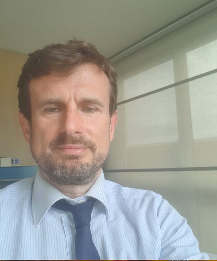 Un mezzo di trasporto percorre la strada di un colle di montagna