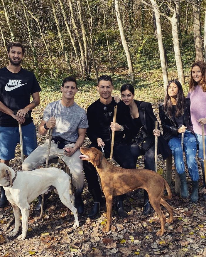 Cr7 e Georgina in Langa alla ricerca di tartufi per "Un fine settimana rurale" Cr7 e Georgina in Langa alla ricerca di tartufi per "Un fine settimana rurale"