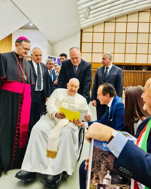 Acceso l'albero donato dal Piemonte a Papa Francesco. Il governatore Cirio porta la letterina dei bimbi della Val Maira Acceso l'albero donato dal Piemonte a Papa Francesco. Il governatore Cirio porta la letterina dei bimbi della Val Maira