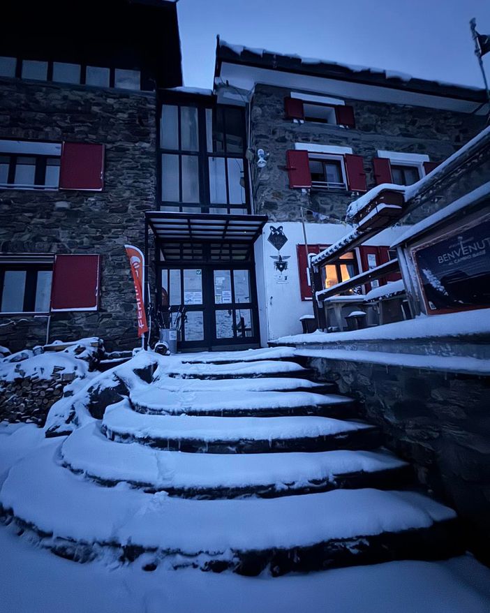 Alcuni scatti pubblicati dai gestori del rifugio