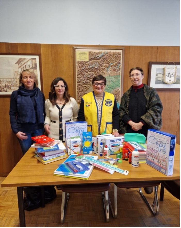 Il momento della consegna del materiale presso la sede dell’Istituto Comprensivo Il momento della consegna del materiale presso la sede dell’Istituto Comprensivo