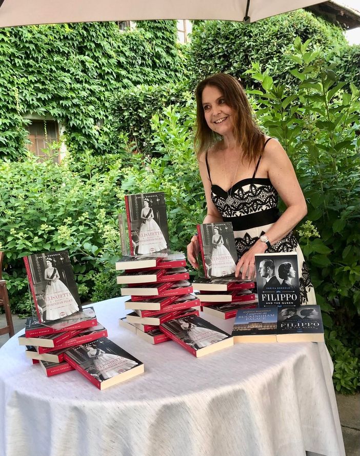 La scrittrice Enrica Roddolo e, sotto, la giornalista con Manuela Vico e la copertina del libro