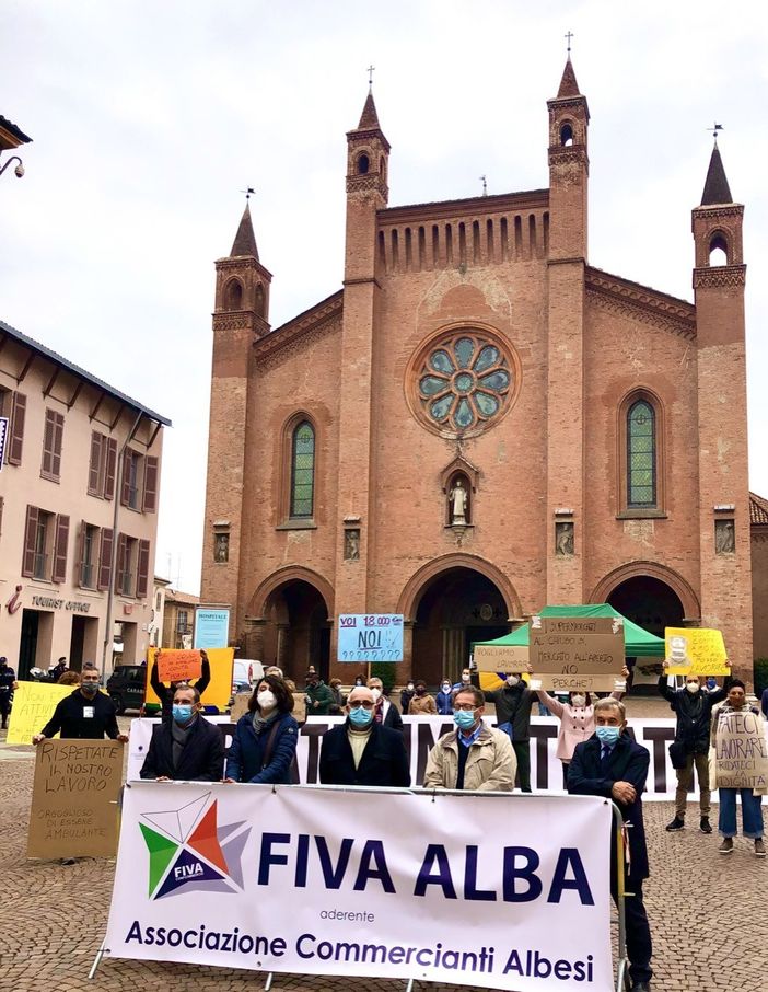 Un momento della manifestazione organizzata ad Alba il 14 novembre scorso con, da sinistra: il responsabile Marketing del Territorio Aca Marco Scuderi, la referente Fiva per i mercati albesi Manuela Songia, il presidente regionale Fiva Battista Marolo, il referente Fiva Alba Sergio Coraglia, il presidente Aca Giuliano Viglione