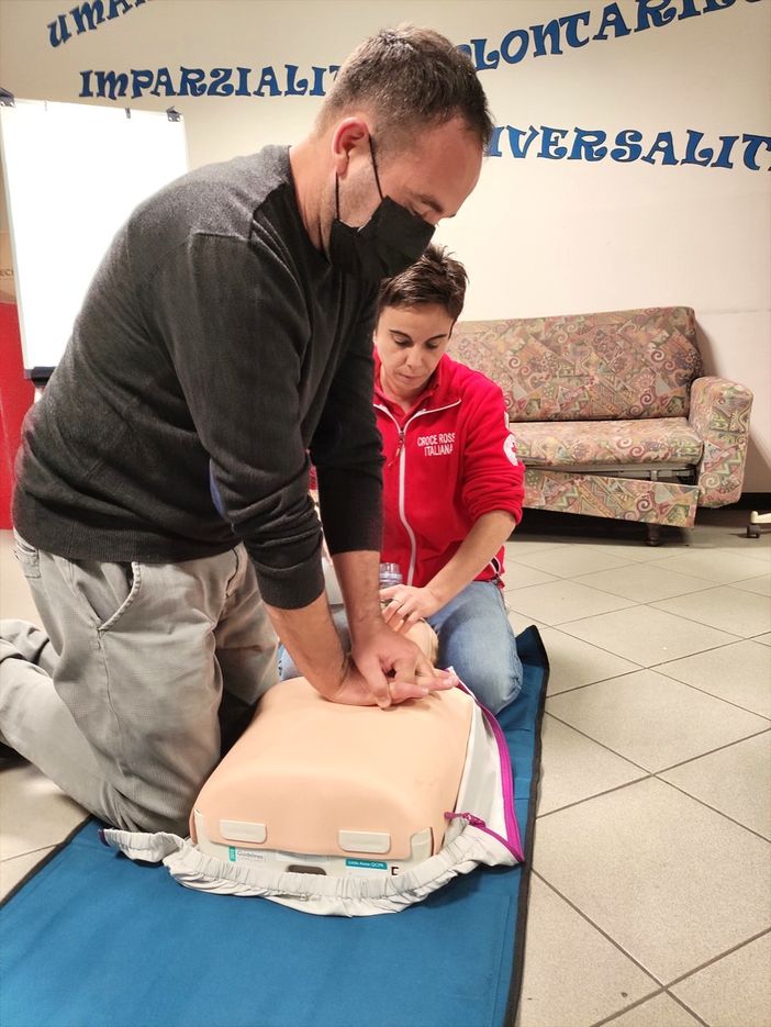Alla Croce Rossa di Alba si impara a utilizzare il defibrillatore Alla Croce Rossa di Alba si impara a utilizzare il defibrillatore