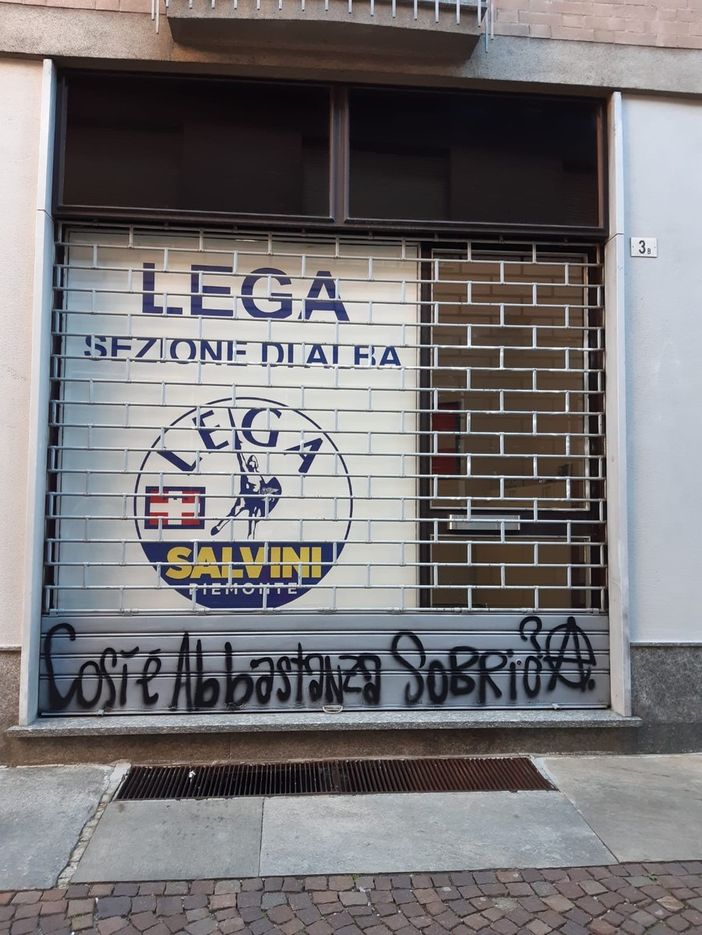 Alba, nella notte della Liberazione imbrattata la sede della Lega di via Gazzano