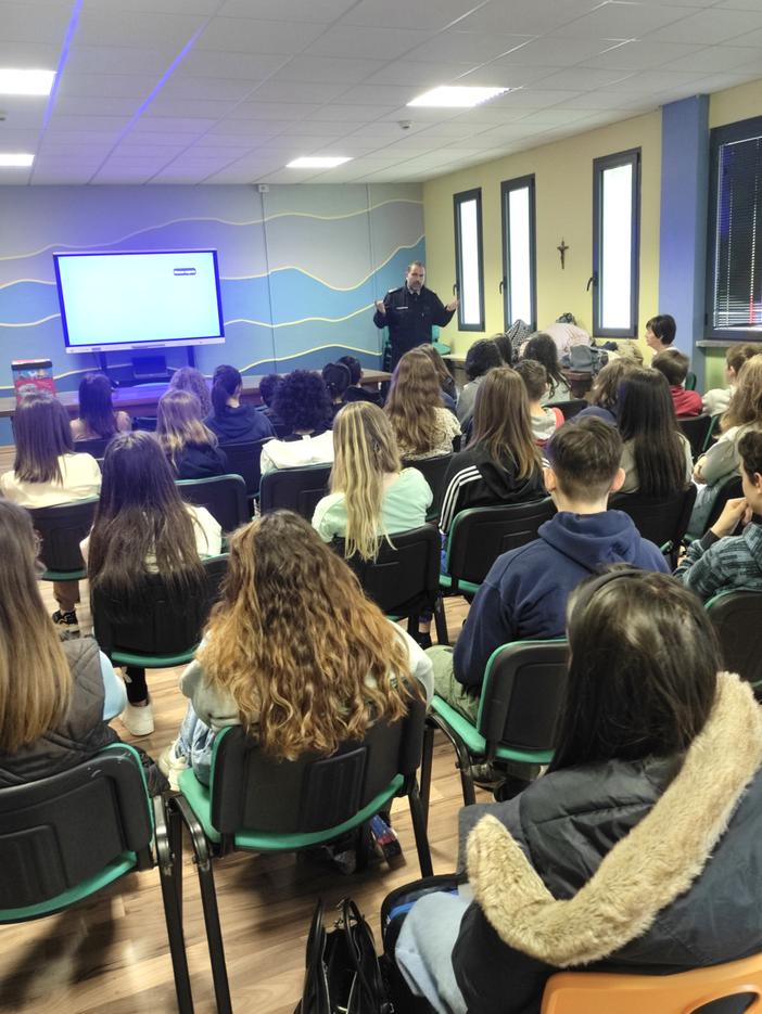 Alla scuola secondaria di primo grado di Bossolasco si è parlato di cyberbullismo coi Carabinieri