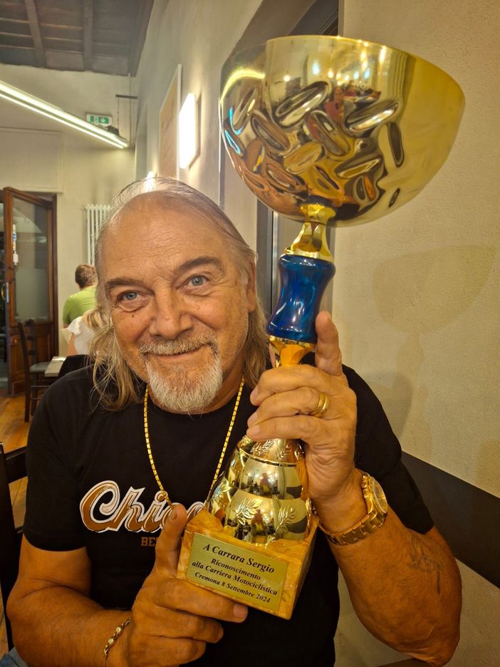 Sergio Cassara con la coppa alla carriera Sergio Cassara con la coppa alla carriera