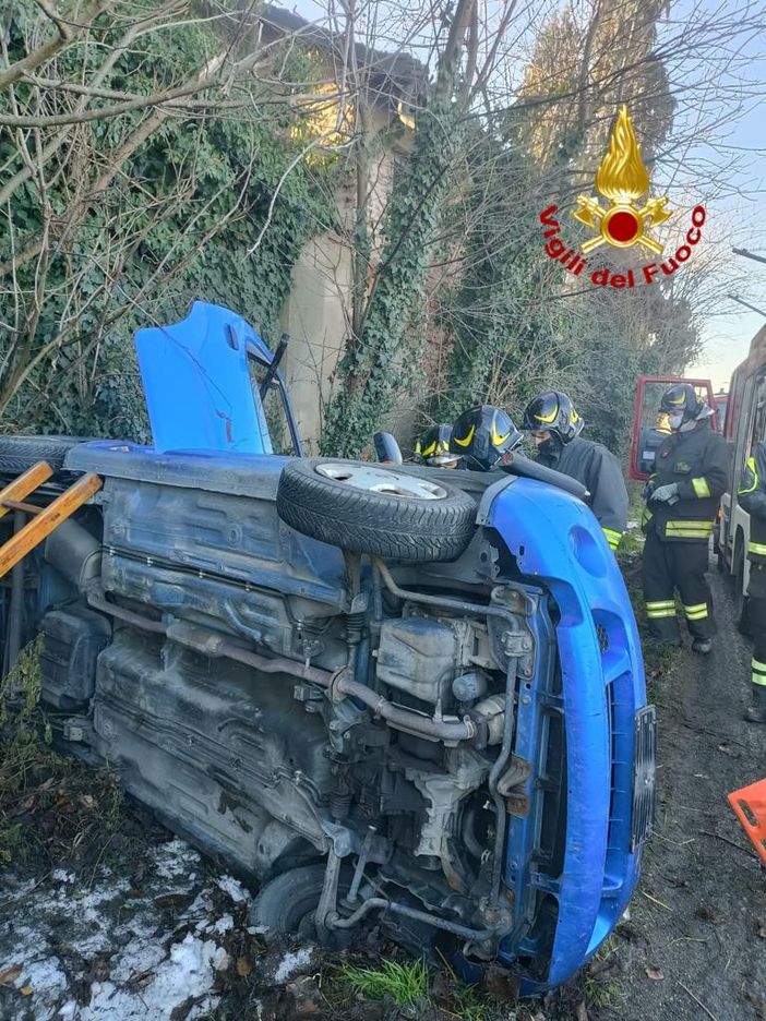Auto sbanda e finisce fuori strada sulla provinciale 156 fra Savigliano e Termine di Villafalletto