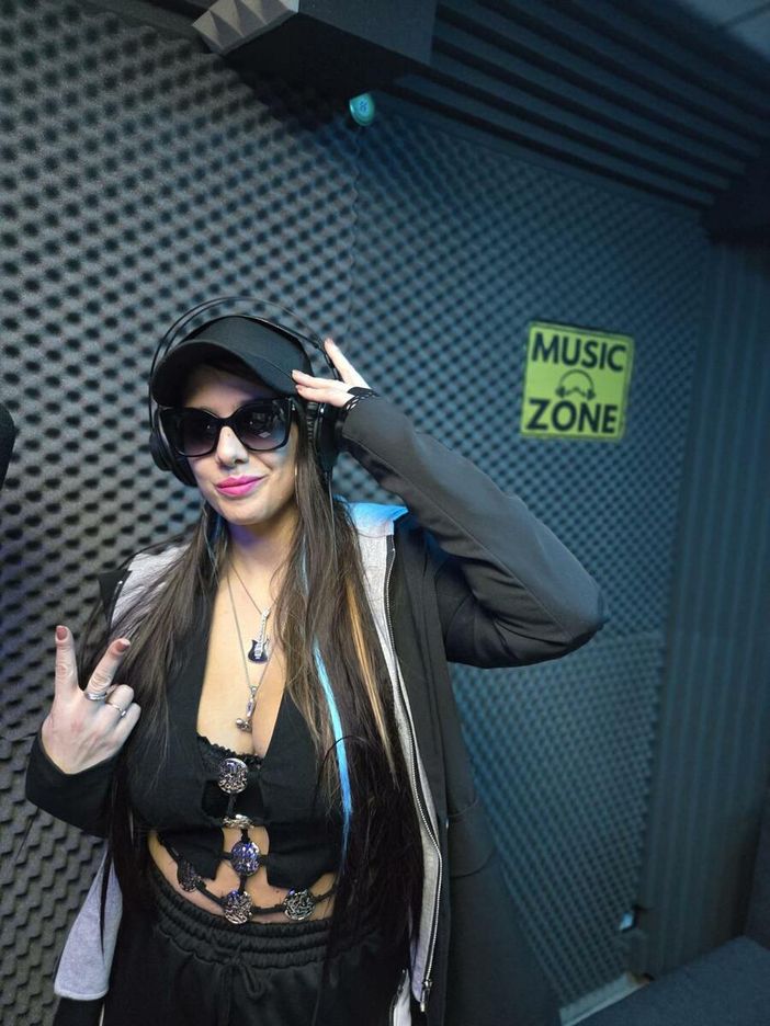 Con una voce riconoscibile, una storia sincera e uno sguardo aperto sul mondo, Martinita si afferma come una delle nuove promesse del panorama pop-latin contemporaneo