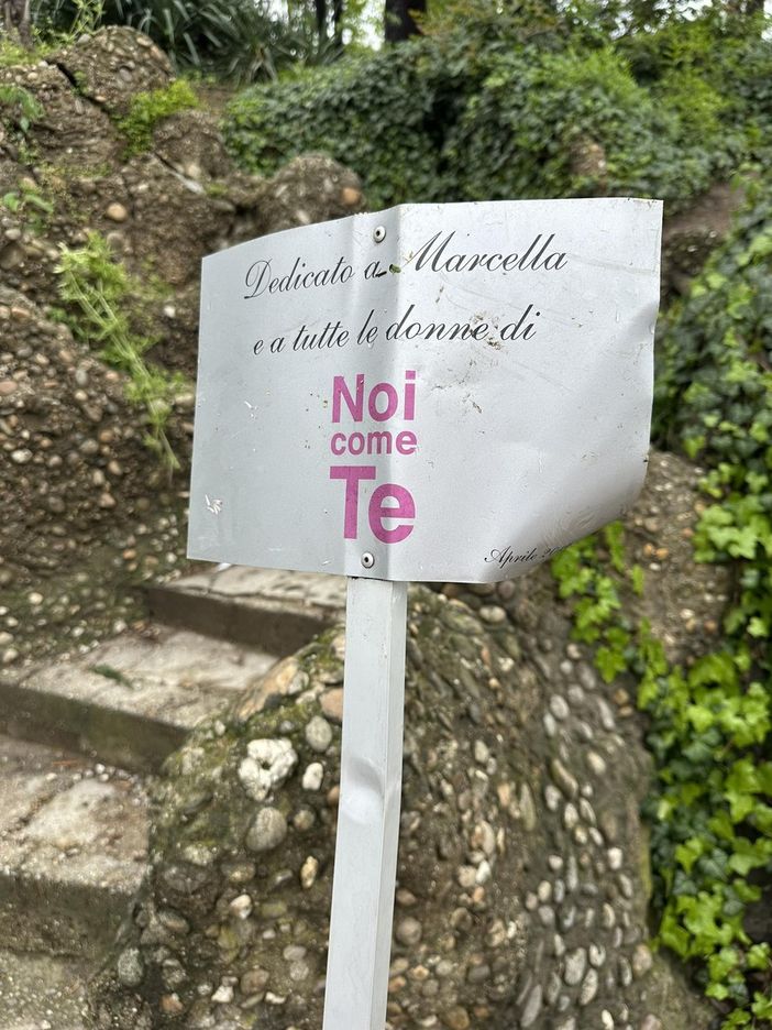 La targa oggetto di atto vandalico