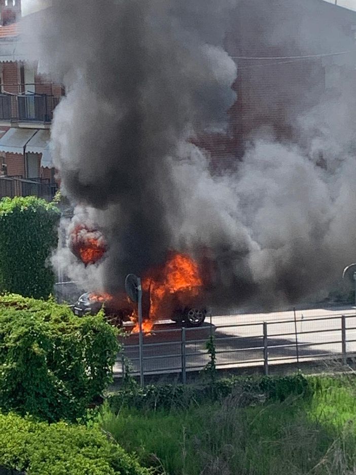 L'auto in fiamme nello scatto pubblicato da Elisa Motta sul gruppo Facebook "Sei di Alba se..."