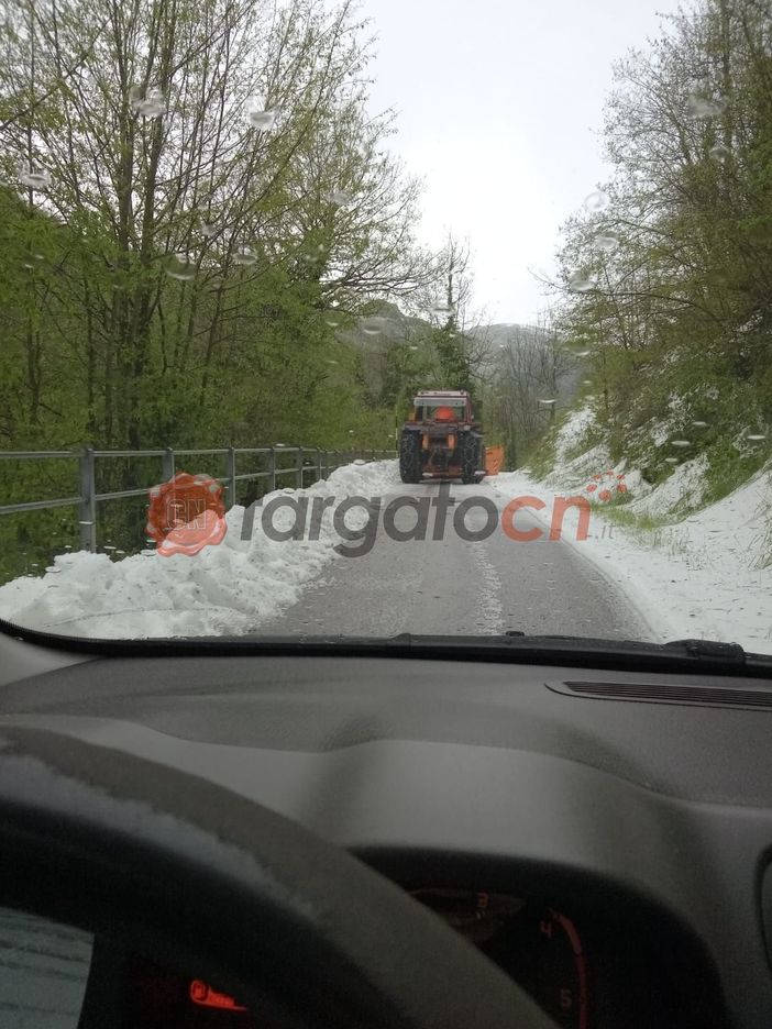 Eccezionale grandinata a Rittana richiede il passaggio dello spartineve [FOTO]