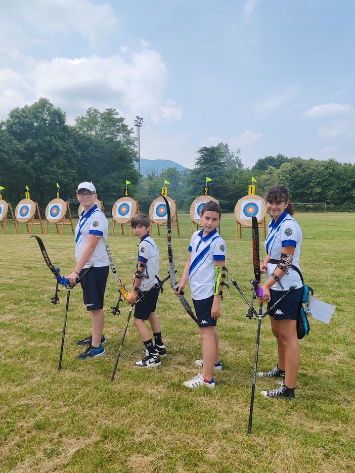 Gli arcieri sul podio del Arclub Fossano: Luca Buggiafreddo, Davide Busà, Paolo Artale, Marisa Rescigno Gli arcieri sul podio del Arclub Fossano: Luca Buggiafreddo, Davide Busà, Paolo Artale, Marisa Rescigno