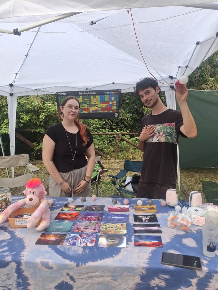 Gli operatori dietro il banchetto del progetto ABS – Another Break Space