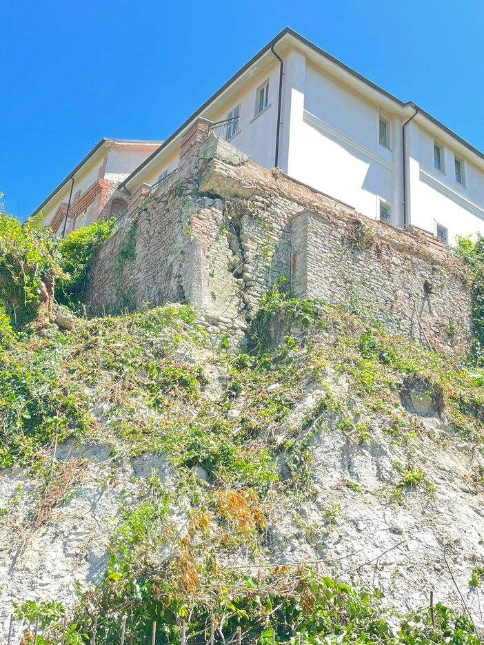 Dogliani, un imprevisto nella messa in sicurezza della Ripa di Castello
