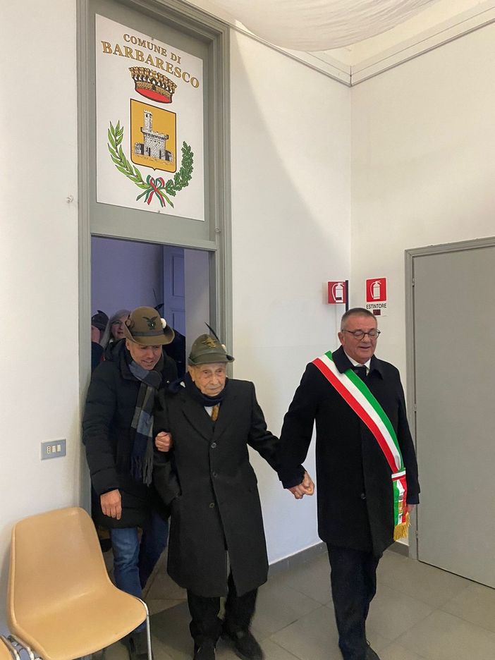 Barbaresco festeggia i 107 anni dell'alpino Giovanni Alutto Barbaresco festeggia i 107 anni dell'alpino Giovanni Alutto