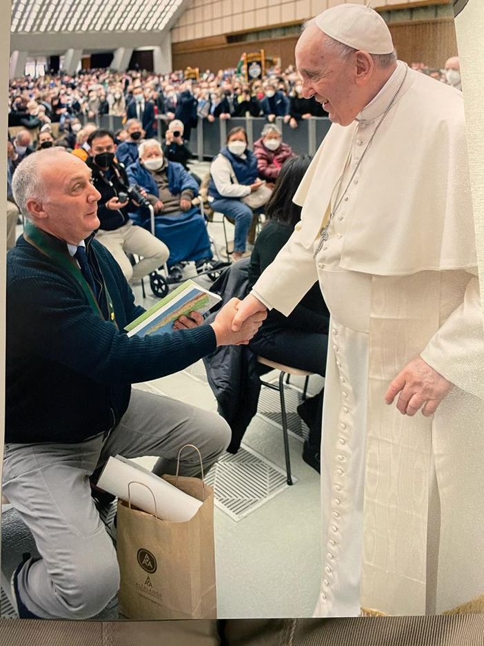 Carmelo Franceschini illustra l'iniziativa a Papa Bergoglio