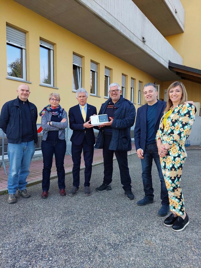 La consegna dell'apparecchio per l'elettrocardiogramma alla casa di riposo di Cervere.