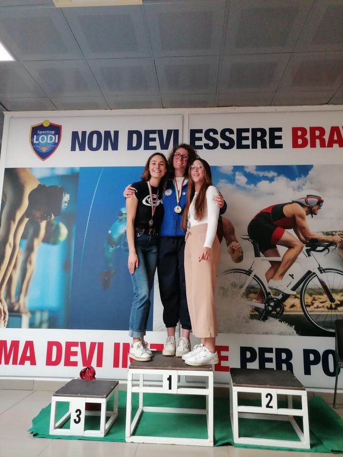 La premiazione con Elisa Piccino sul gradino più alto del podio La premiazione con Elisa Piccino sul gradino più alto del podio