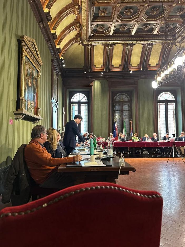 In piedi il consigliere Riccardo Spolaore In piedi il consigliere Riccardo Spolaore