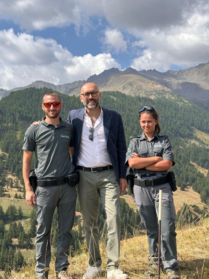 Il presidente della Provincia Luca Robaldo con gli addetti di Polizia Locale Il presidente della Provincia Luca Robaldo con gli addetti di Polizia Locale