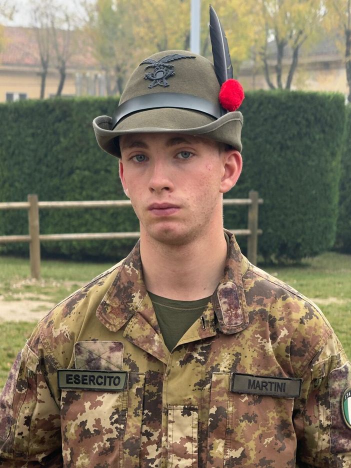 Gabriele Martini sesto su 140 al corso di addestramento ad Aosta ha ricevuto il cappello alpino dal presidente Ana Sebastiano Favero