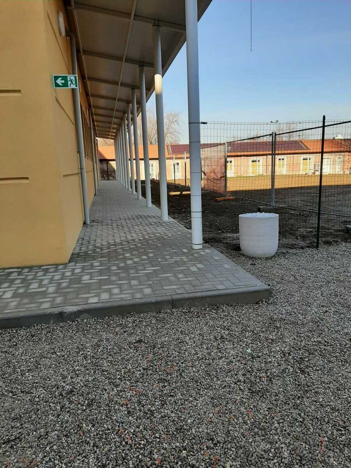 Gli scalini e la ghiaia della nuova palestra al centro delle critiche del consigliere Domenico Boeri