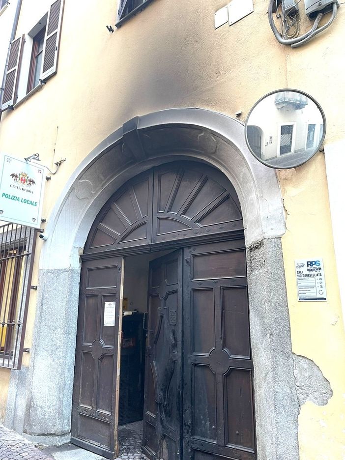 Atto vandalico contro la Polizia Locale di Bra, Fratelli d'Italia chiede la convocazione della Commissione Sicurezza