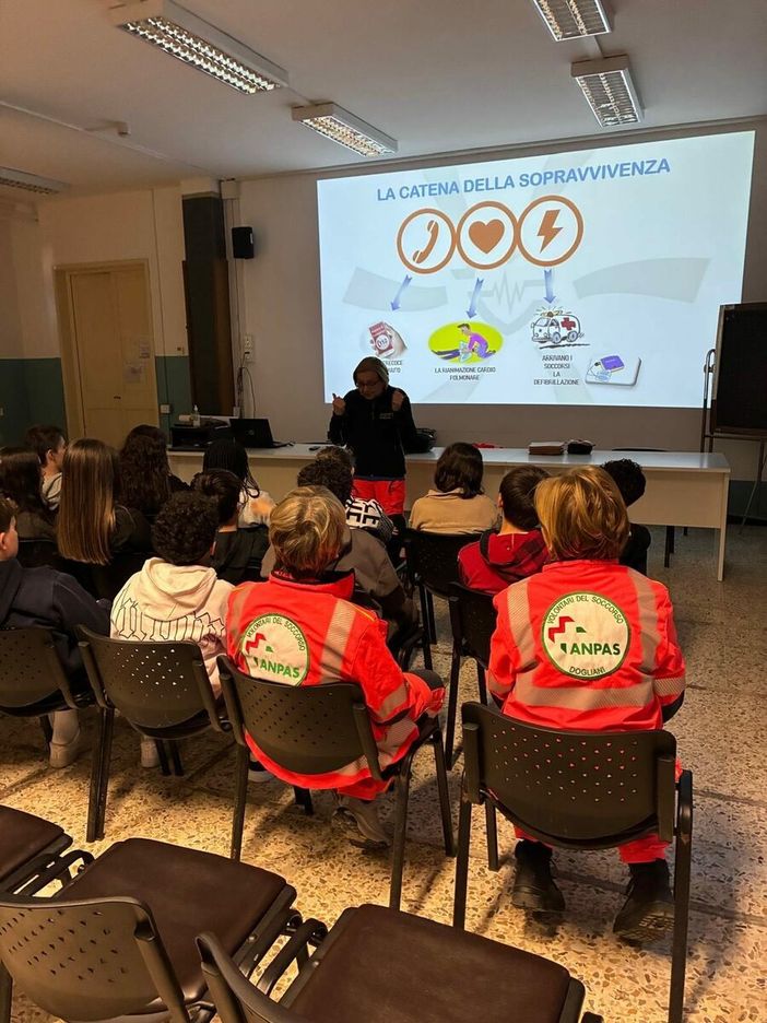A Dogliani grazie ai volontari quasi 500 studenti a lezione di primo soccorso: “Si impara da piccoli a salvare una vita” A Dogliani grazie ai volontari quasi 500 studenti a lezione di primo soccorso: “Si impara da piccoli a salvare una vita”