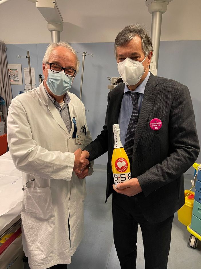 "Grazie per il vostro lavoro": il messaggio dell'assessore alla Sanità su 1500 bottiglie di vino