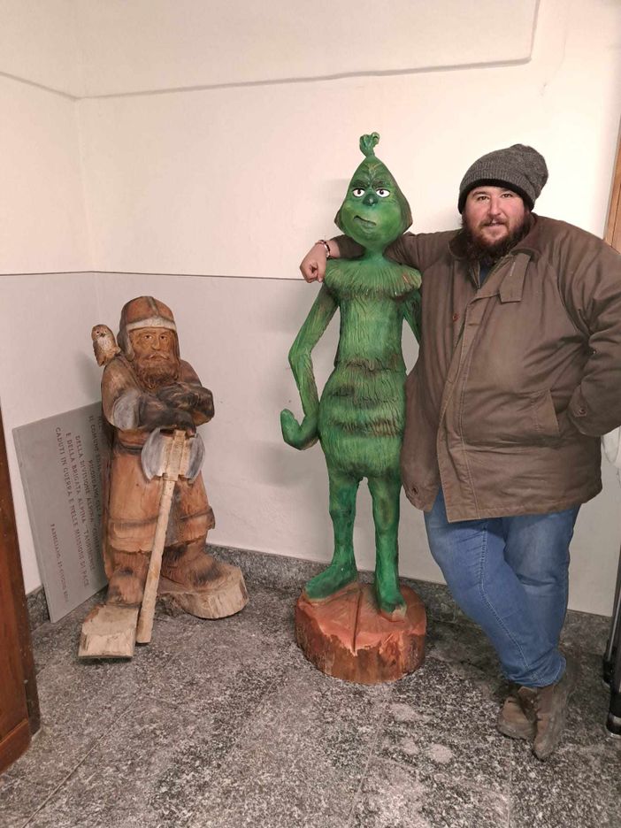 A Farigliano è arrivato il Grinch, scolpito da Barba Brisiu A Farigliano è arrivato il Grinch, scolpito da Barba Brisiu