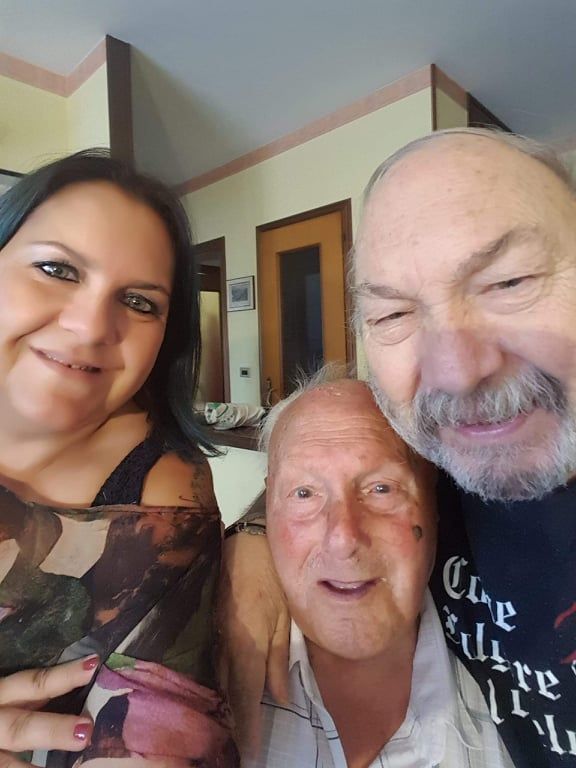 L’infermiera braidese Alessandra Camerota si stringe a nonno e bisnonno dei suoi figli