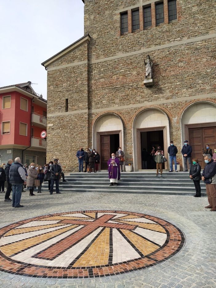 La benedizione del mosaico appena posato davanti alla parrocchiale cossanese