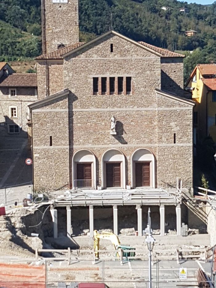 Nella foto la voragine apertasi nell'agosto scorso davanti alla chiesa parrocchiale