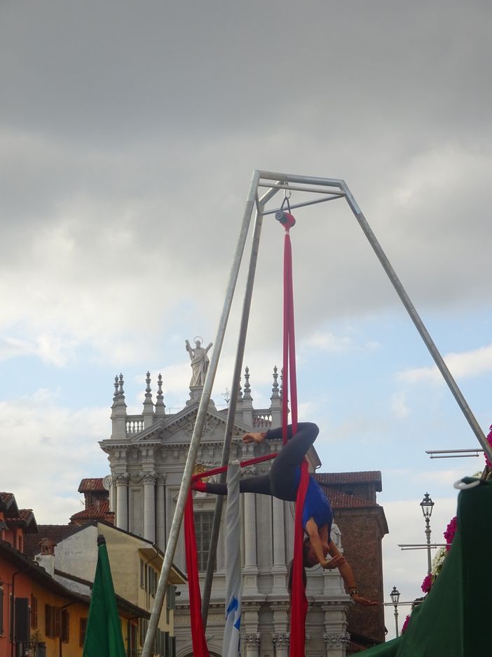 La magia dell’antica e sempre suggestiva arte circense in pieno centro storico di Bra